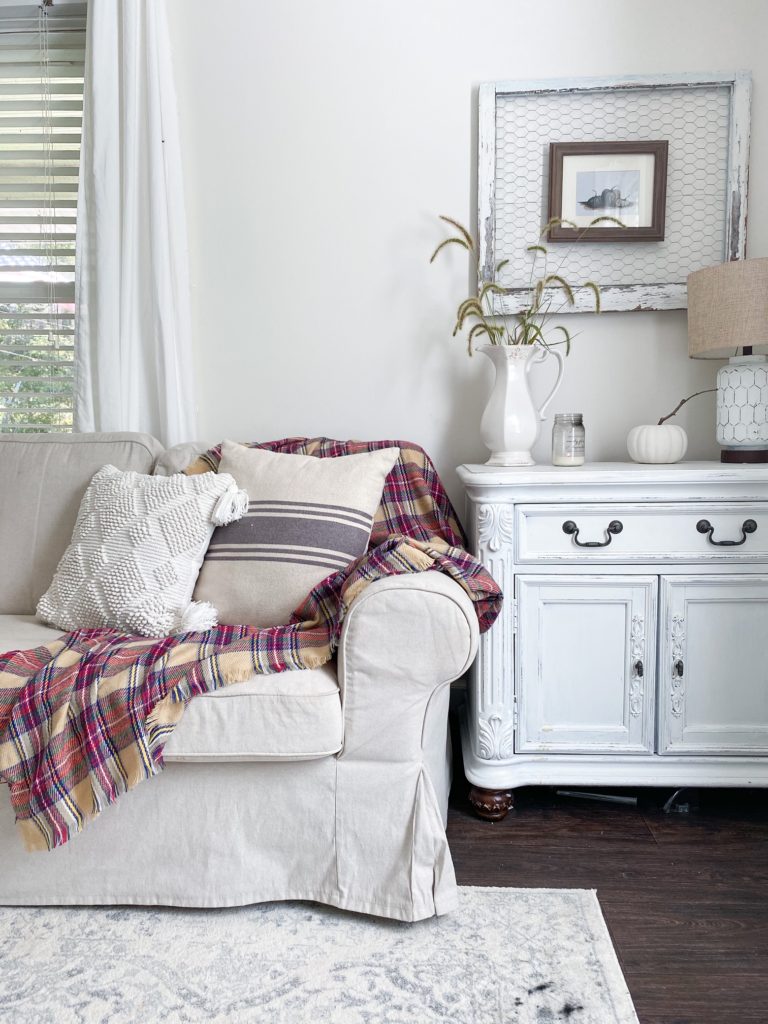 5 Cozy Blanket Scarf Decorating Ideas for Fall 6 blanket scarf decorating ideas - Sunshine Valley WV